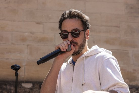 Improvisation Festival Bar'Envoix 2023. Gros plan sur D.A. micro à la main