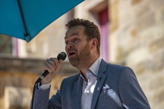 gros plan sur un des chanteurs du groupe Climax, micro à la main.