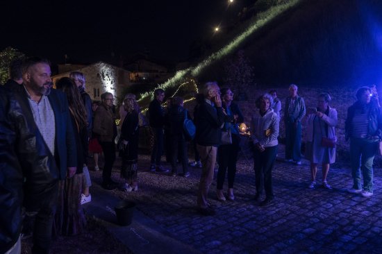 After Festival Bar'Envoix 2023. Les participants discutent dans une ambiance bleutée