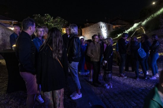After Festival Bar'Envoix 2023. Les participants discutent dans une ambiance bleutée