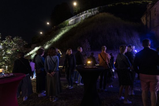 After Festival Bar'Envoix 2023. Les participants discutent dans une ambiance bleutée