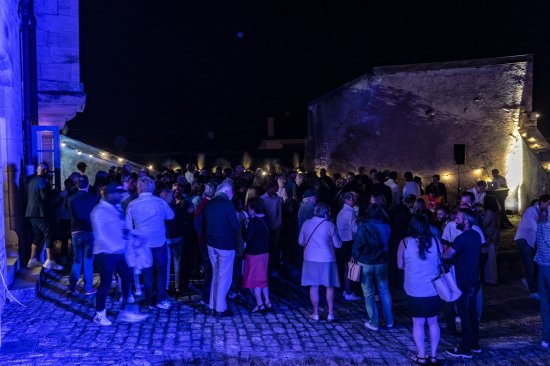After Festival Bar'Envoix 2023. Les participants discutent dans une ambiance bleutée
