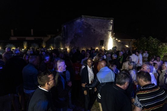After Festival Bar'Envoix 2023. Les participants discutent dans une ambiance bleutée