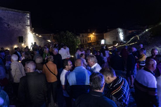 After Festival Bar'Envoix 2023. Les participants discutent dans une ambiance bleutée
