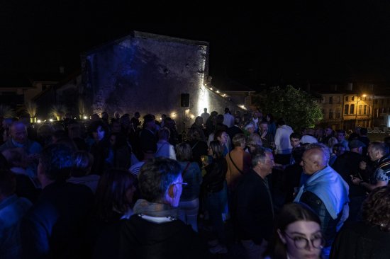 After Festival Bar'Envoix 2023. Les participants discutent dans une ambiance bleutée