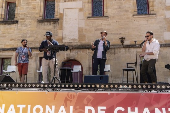 Improvisation Festival Bar'Envoix 2023. Les 4 artistes sur la scène avec Rémy, Julien, Hervé et D.A.