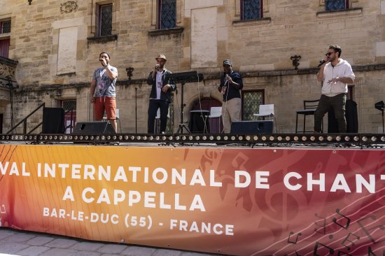 Improvisation Festival Bar'Envoix 2023. Les 4 artistes sur la scène avec Rémy, Julien, Hervé et D.A.