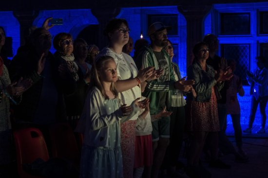 Le public applaudit dans la cour du collège Gilles de Trèves baigné dans une ambiance bleue