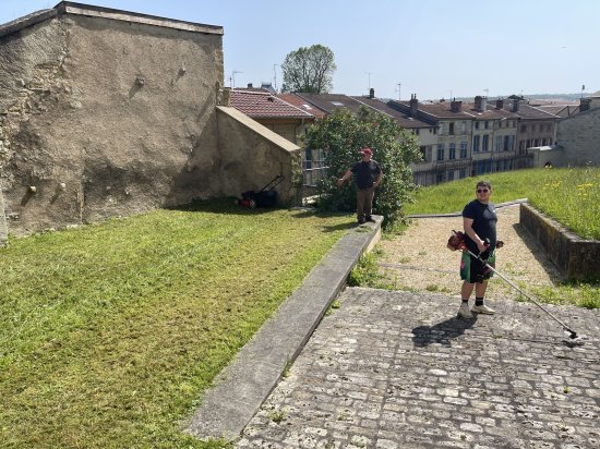 Bar'EnVoix 2023 - Photo des coulisses - Jérémie passe le roto-fil dans le jardin