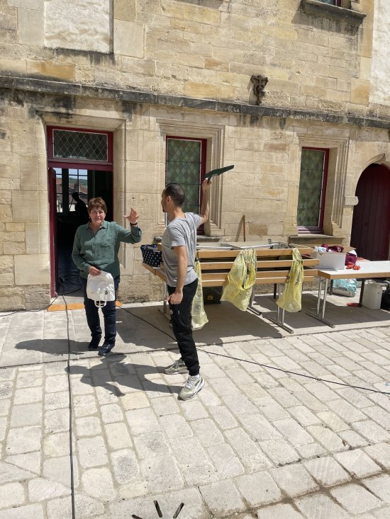 Bar'EnVoix 2023 - Moment d'amusement, Momo simule un coup de pelle à Véro.