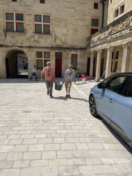 Bar'EnVoix 2023 - Photo des coulisses - Nettoyage de la cour