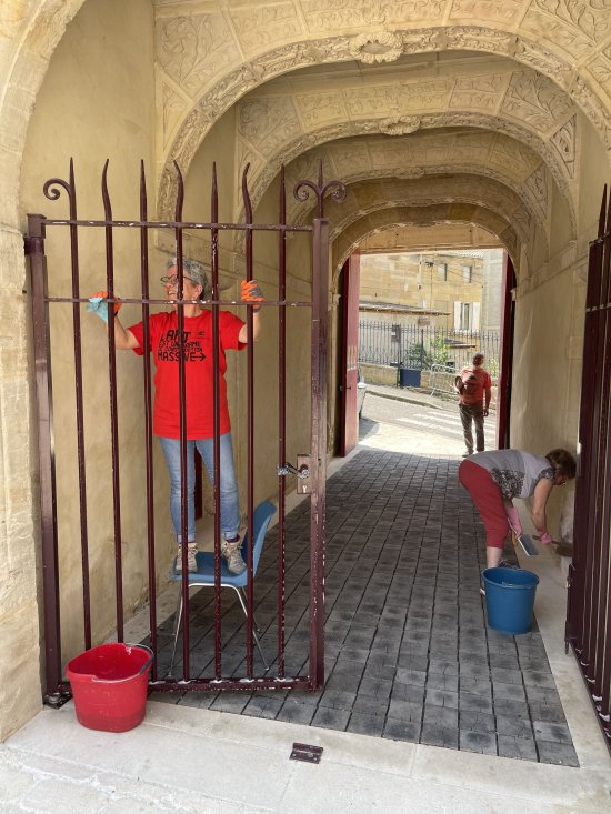 Bar'EnVoix 2023 - Photo des coulisses - Myriam nettoie la grille d'entrée du collège