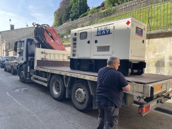 Bar'EnVoix 2023 - Photo des coulisses - Arrivée du groupe électrogène sur un camoin devant le jardin du collège