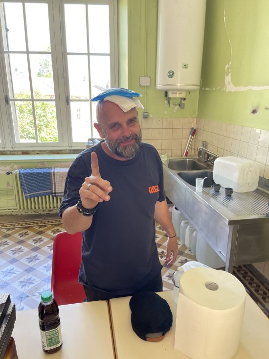 Bar'EnVoix 2023 - Fred, sacs de glace sur la tête (pour se rafraichir) fait signe au photographe de ne pas prendre la photo.