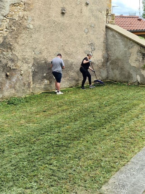 Séverine et Jérémie passent le râteau dans le Jardin du collège