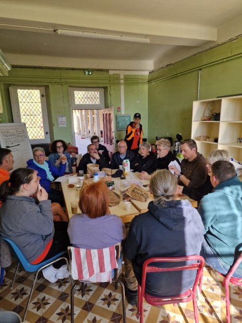 Réunion de chantier de l'association EnVoix pendant l'installation du festival