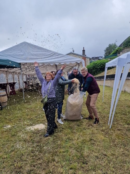 Pour adsorber la terre détrempée du jardin, Viviane, Emmanuel, Daniel, Doris et Virginie étalent de la sciure. Viviane la lance en l'air et elle retombe comme une pluie de sciure.