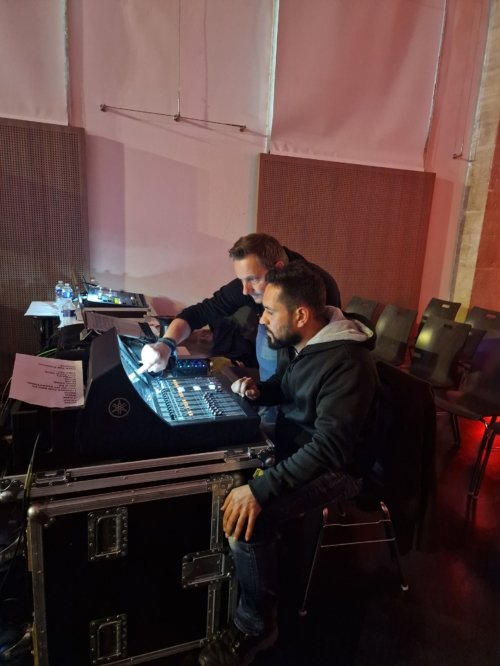 Nicolas en pleine explication de sa console son lors de la préparation du concert de la chapelle du Lycée Raymond Poincaré avec le groupe OMMM