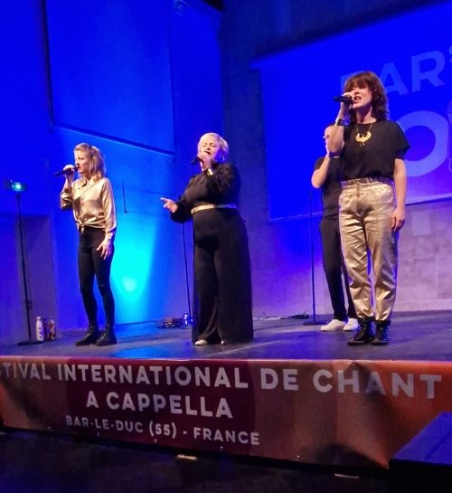 Le groupe Ommm, à la chapelle du Lycée Raymond Poincaré, sur scène avec un éclairage bleu.