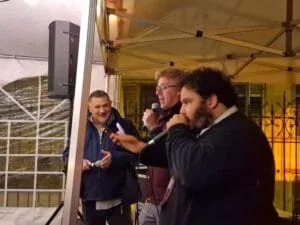 Big Ben et Emmanuel Cappellaere font un duo improvisé lors de la soirée de l'after sous le regard d'Eric.