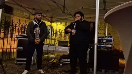 Big Ben du groupe Just Vox nous gratifie d'un moment exceptionnel de beatbox sous le regard de Rémy du groupe Opus Jam.