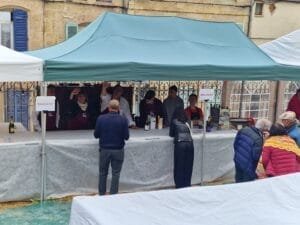 Le bar de la guinguette en pleine activité vue en plan large.