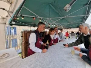 Le bar de la guinguette en pleine activité