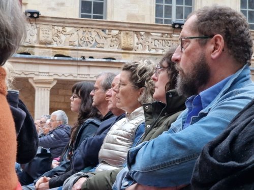 Le public 2024 photographié dans une rangée de sièges dans la cour du collège Gilles de Trèves.
