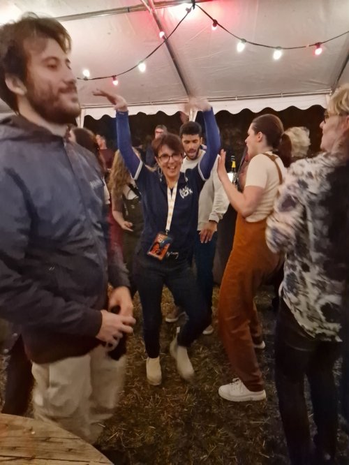 Virginie danse avec un membre de l'Atelier Chorale U et Marco du groupe Mezzotono lors de la soirée de l'After.