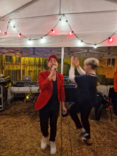 Le DJ DA mets de l'ambiance lors de la soirée de l'after pendant que Séverine danse.