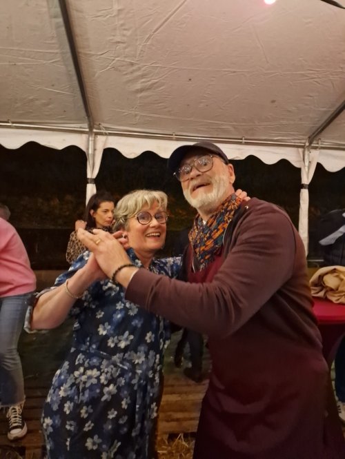 Nadine et Stéphane dansent lors de la soirée de l'after.
