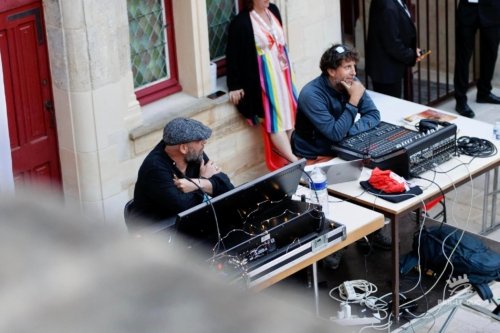 Fred et Laurent devant leurs consoles lumière et son lors d'un concert.