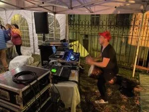 D. J. D.A. en train de jouer du djembé derrière ses platines lors de l'after