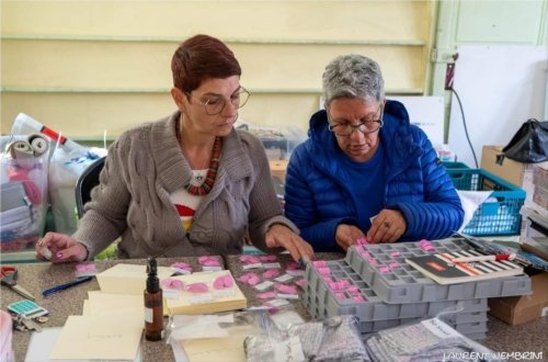 Céline et Myriam, très sérieuse, comptent les BEV roses (la monnaie du festival) dans le bureau du festival.