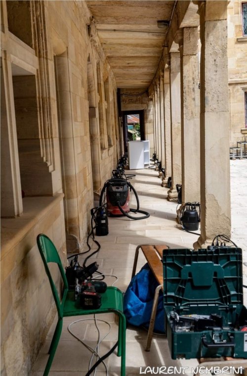 Prise de vue sous les arches du collège gilles de Trèves qui montre perceuses, spot d'éclairage, aspirateur, bar... Le matériel technique