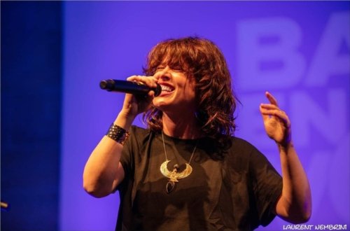 Gros plan sur Manon, très expressive, en train de chanter micro à la main.