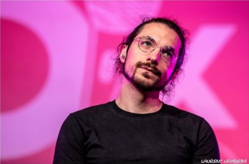 Gros plan sur Svent dans une position qui semble rêveuse.