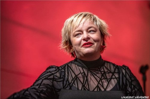 Gros plan sur Marion, du groupe Ommm, en train de sourire.