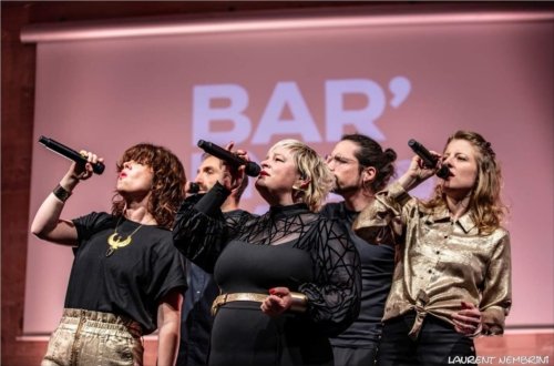 Les 5 membres du groupe OMMM en train de chanter. Les 3 chanteuses (Manon, Marion et Mélody) devant, les 2 chanteurs (Mathis et Svent) à l'arrière.