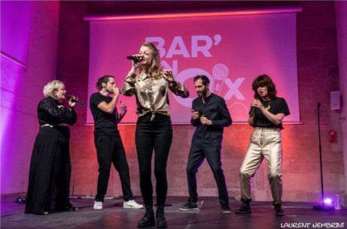 Les 5 membres du groupe OMMM en pleine action, micro à la main.