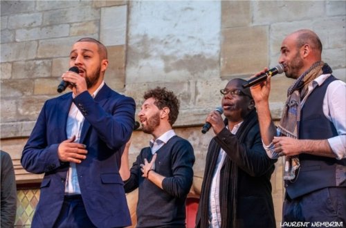 Rémy, Nicolas et Julien du groupe Opus Jam accompagnés d'Hervé Fontaine sur scène en train de chanter.
