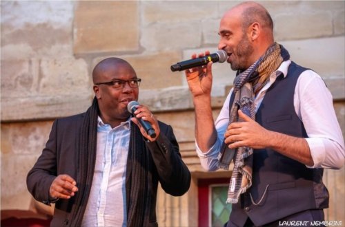 Julien et Hervé Fontaine en duo, micro à la main avec des regards complices