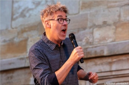 Gros plan sur Emmanuel d'Opus Jam, micro à la main en train de chanter