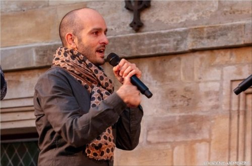 Gros plan sur Mathieu du groupe Opus Jam, micro à la main en train de chanter