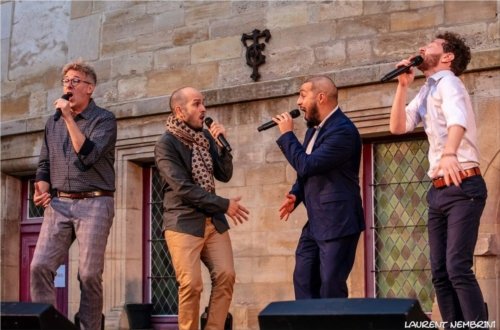 Emmanuel, Mathieu Rémy et Nicolas du groupe Opus Jam sur scène en pleine action.