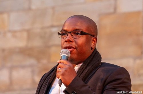 Gros plan sur Hervé Fontaine, micro à la main.