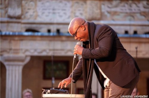 Hervé Fontaine fait un concert de beatbox dans la cour du collège Gilles de Trèves. Il se sert d'un looper pour enregistrer et restituer sa voix.