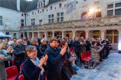 Le public debout, applaudit les artistes.