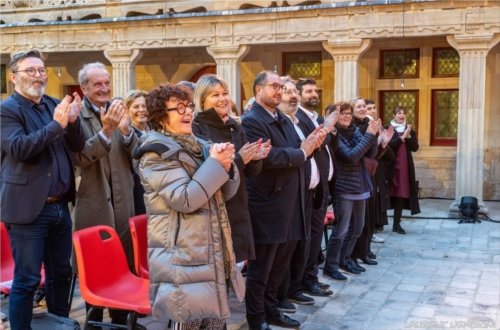 Le public debout, applaudit les artistes. On peut distinguer Mme Martine Joly, Mr Gérard Longuet, le parrain Bertrand schaaff, Eric Aubry