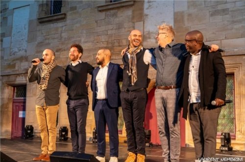 Le groupe Opus Jam et Hervé fontaine sur scène saluent le public